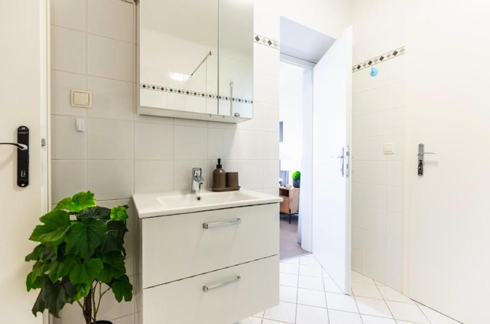 Experience Central Vienna From A Stylish And Modern Apartment Екстер'єр фото